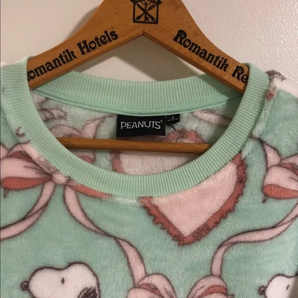 VALENTINE SNOOPY WOMEN’S SWEATHSHIRT - Picture 3 of 6